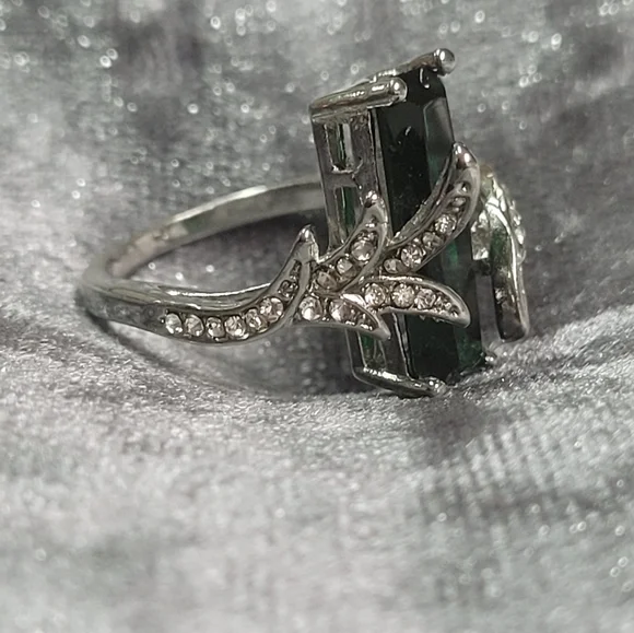 Leaf Green Rectangular Cubic Zirconia Ring - Picture 2 of 10